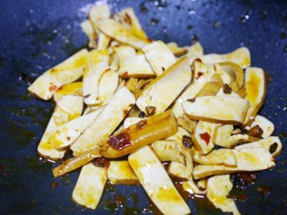 无敌下饭的芹菜炒香干,炒至上色。