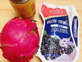 梦幻火龙果酸奶杯,准备好食材。红心火龙果、酸奶、蜂蜜。