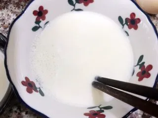 清火滋补之莲子双皮奶,等稍微晾凉会结出一层奶皮，从边缘把奶皮戳开倒出牛奶