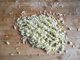 蒜蓉粉丝开背虾,大蒜去蒂后切碎。