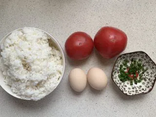 番茄浓汤烩饭,把食材备好
