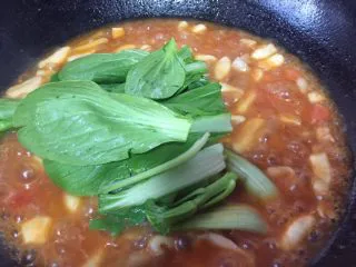 简易版陕西小吃烩麻食,加入小青菜,放入生葱一会就可关火