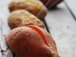 墨西哥风味烤土豆牛排配鳄梨酱,在土豆上，用叉子戳8-12个深洞。