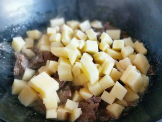 做年货+别有一番风味的牛肉浓汤,加入土豆，炖5分钟。