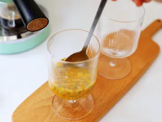 百香果柠檬气泡冰咖啡,搅拌均匀