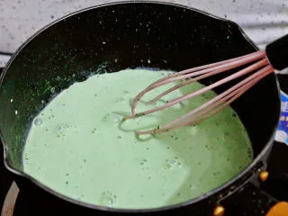 抹茶奶冻白玉丸子,小火边加热边搅拌,搅拌至抹茶粉完全融化在奶液中