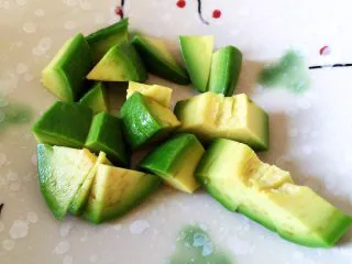 牛油果香蕉奶昔,牛油果切小块