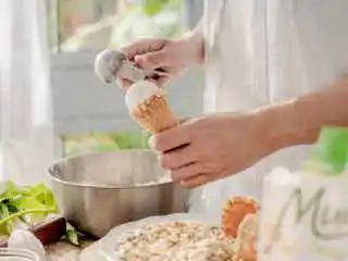 酸甜的夏，ALDI养生山药谷物蛋筒,用冰激凌勺舀一个山药芋泥球放入蛋筒中。