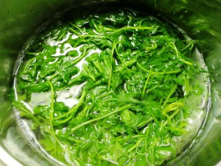 艾叶笑粄(客家小吃),放开水里烫一下