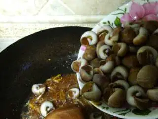 #烟台特色小吃，酱爆海蚍蛴#,然后在张海蚍蛴到锅里大火翻炒