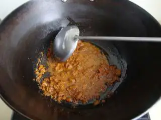 东南亚风味：咖喱红虾,底油炒香黄咖喱酱