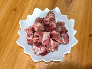 家常菜+酱骨肉,沥干水分装盘备用