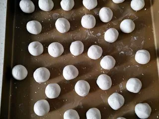  人气小吃糖不甩,将面团平均分成30份，搓圆