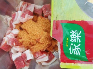 东北风味小炒,加入2汤匙的家乐东北风味烧烤小串腌料。