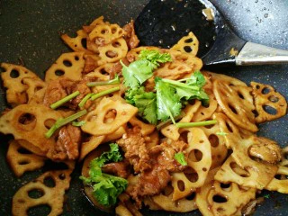 #猪年#莲藕炒肉,出锅前撒香菜即可关火完成！