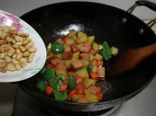 西兰花火腿果仁丁,关火，加入花生翻炒均匀即可