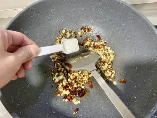 椒香鱼块➕椒香风味龙利鱼块,加入一茶匙白糖，翻炒均匀