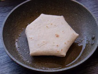 秘制异国风味鸡胸肉腌料&绝佳搭配 （减肥必备）,面朝下放在煎锅里 一面煎2-3分钟 不用担心会散开 因为芝士融化了会粘住面皮