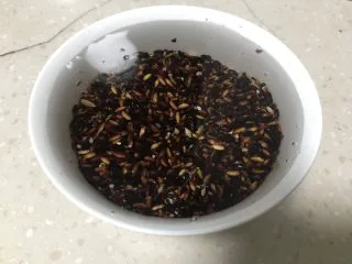 芒果黑米椰奶西米露,黑糯米泡发一小时以上。