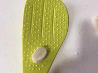 简易版陕西小吃烩麻食,用这样剩饭的铲子,或者做麻食的工具,大拇指压住一滑就成了