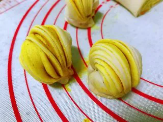 姜黄花卷，饮料做,做好所有的。