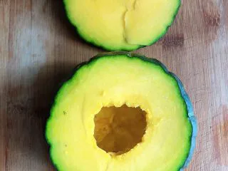 贝贝南瓜坚果饮,小南瓜削去脑袋尖。挖出籽，南瓜待用。