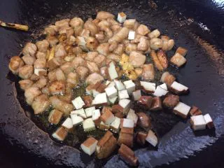 简易版陕西小吃烩麻食,肉丁炒7成熟放豆干