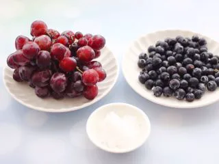 蓝莓葡萄甜汁,首先备齐榨果汁的食材。