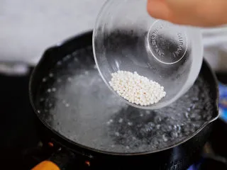 可以吸着喝的杨枝甘露,锅中烧开水，将西米以画圈的方式慢慢的倒入，水的用量最好放多一点，最少也是西米的10倍，这样才不会煮干