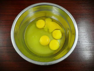 小吃蛋挞，既可作为早餐又是下午茶,打蛋
