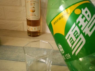 猕猴桃苹果醋饮,杯中倒入3/2的雪碧