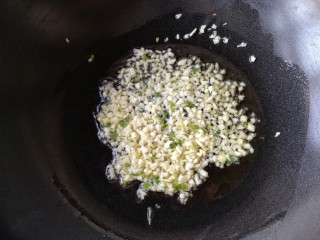 蒜蓉粉丝蒸扇贝,锅里放点油烧热，将蒜末下锅爆出香味炒至金黄。