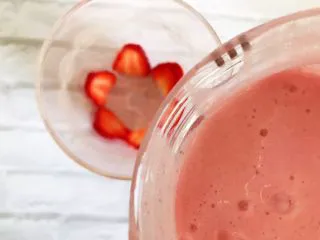 粉嫩少女心～草莓酸奶昔,将酸奶昔缓缓倒入杯中