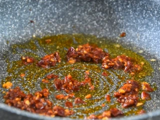 一学就会的“鱼香肉丝”做法,.热油锅爆香姜蒜末,倒入豆瓣酱炒至出红油