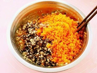 彩虹馄饨(宝宝超爱吃),胡萝卜和香菇剁碎后放入拌好的肉馅中。