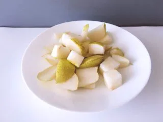 健康饮品之黄瓜雪梨汁,将梨洗净后浸泡盐水后冲洗干净后从中间切开，去核，在切小块