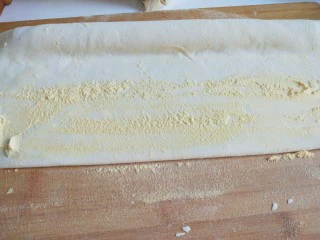 手擀面 北京特色小吃 炸酱面,在撒上玉米粉,反复折叠。