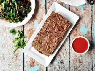 经典肉饼配羽衣甘蓝,肉饼出炉前10分钟,在一个大奶锅中中高火加热橄榄油 ;加入大蒜 ,迅速煸炒出香味。