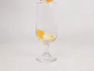 夏日微醺饮品，冰爽消暑去疲劳，精神一整天,将新鲜橙子果肉倒入冷饮杯中