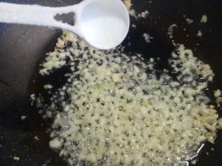 蒜蓉粉丝娃娃菜,放适量的盐搅匀。