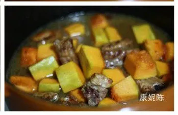 田园风味【南瓜烧排骨】,注入没过食材的水量，用中火将排骨和南瓜焖制软烂适中，下食盐调味，上碟撒上葱粒即可。