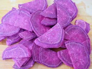 饺子皮紫薯饼,紫薯去皮洗净切成薄片
