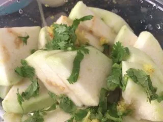 甘草水果～潮汕小吃之一,把冷藏的甘草水倒入水果中，然后加入南姜碎、香菜，盖上盖子摇摆几下。