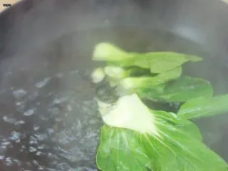 必吃的广东小吃——广州肠粉,青菜下锅焯水（如果用生菜就不需要焯水了，家里没有生菜里，小白菜不宜熟，所以焯水）