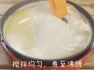 西班牙小吃get |国庆在家做吉事果,美食锅预热完成后，加入牛奶，白砂糖，白砂糖，玉米油，无盐黄油，香草精，搅拌均匀，煮至沸腾。