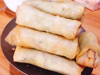 福州特色小吃+炸春卷,炸至金黄即可出锅控油