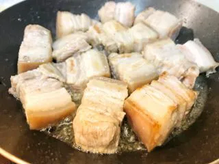 老上海风味的红烧肉,煎至四面都微微泛黄