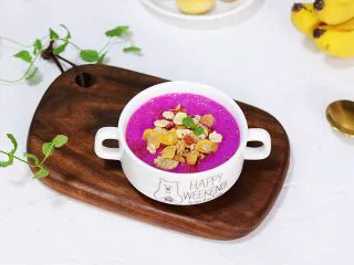 火龙果香蕉奶昔,做为营养早餐非常不错,可以搭配三明治或面包都是可以的。