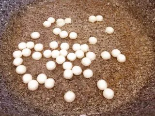 酒酿烧仙草水果杯,水煮沸，下小圆子