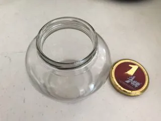 蜜渍柠檬皇菊茶,取一个玻璃瓶用开水烫一下，然后晾干